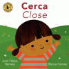 Cerca = Close in English y español.
